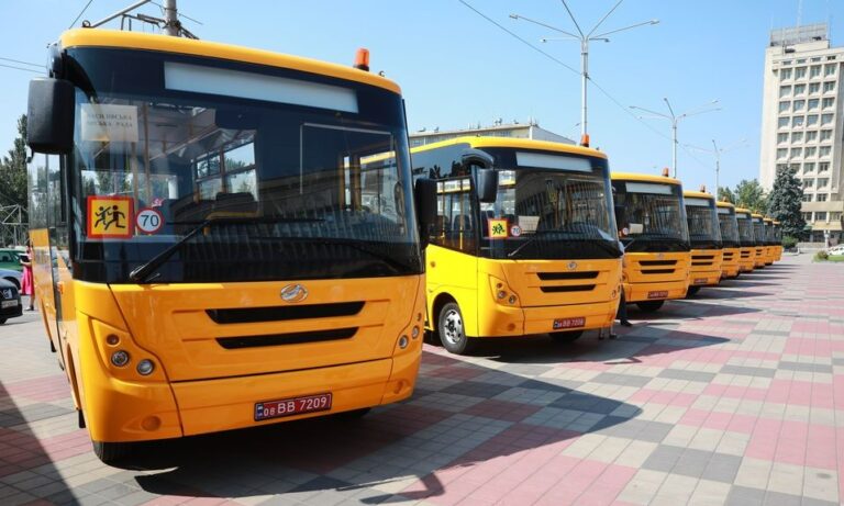 ЗАЗ передав 10 шкільних автобусів Запорізькій ОДА