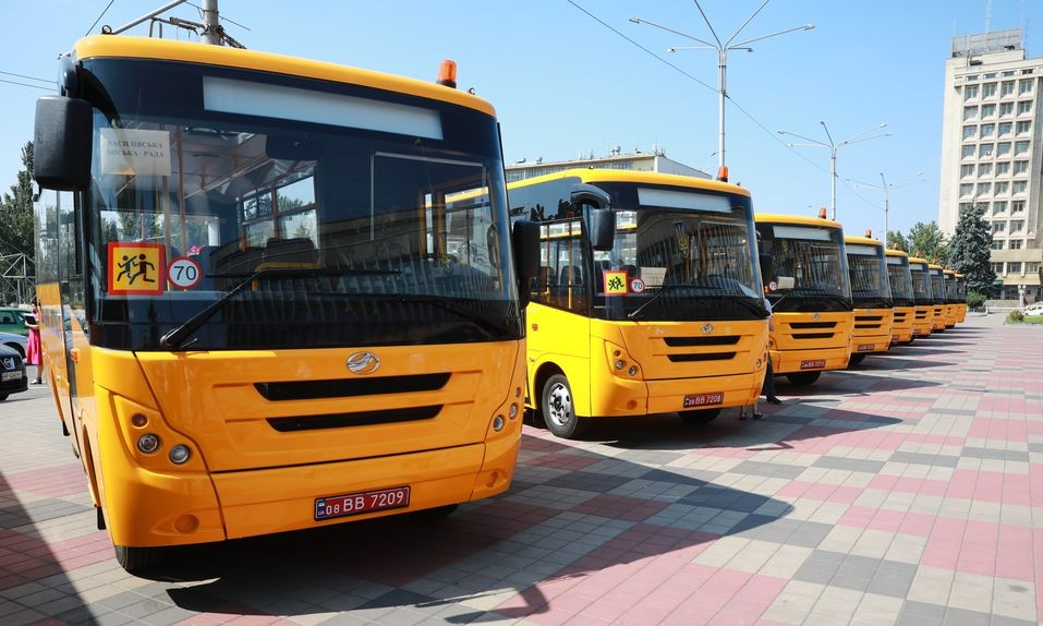 You are currently viewing ЗАЗ передав 10 шкільних автобусів Запорізькій ОДА