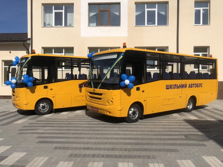 Read more about the article «Хмельниччина-Авто» передала  шкільні автобуси ОТГ Чернівецької області