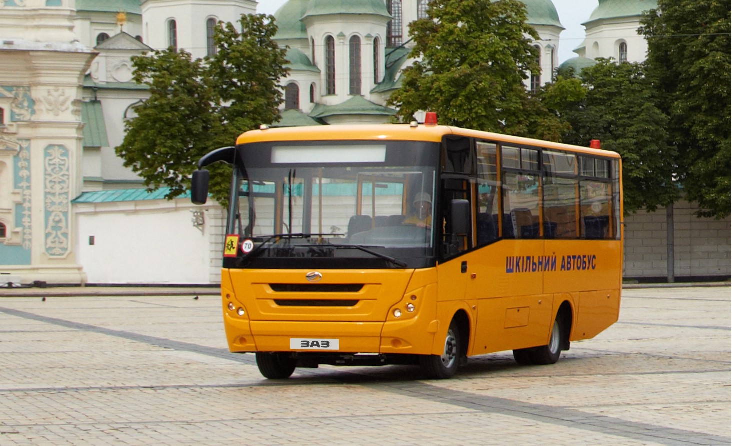 You are currently viewing Передача шкільного автобуса ЗАЗ А08 освітянам Полтавщини