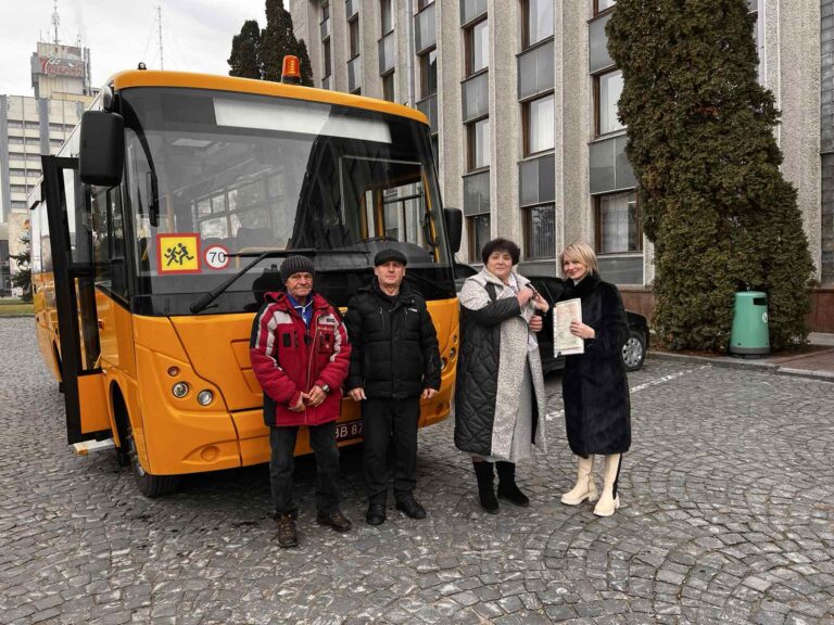 Read more about the article Автоцентр «Хмельниччина-Авто» передала новий шкільний автобус ЗАЗ А08 для дітей Кам’янець-Подільської громади